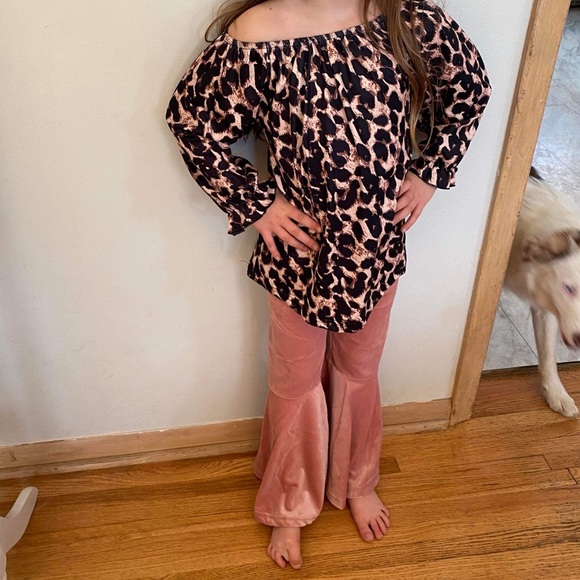 Velvet leopard 2 piece outfit with bell bottoms - Picture 3 of 3